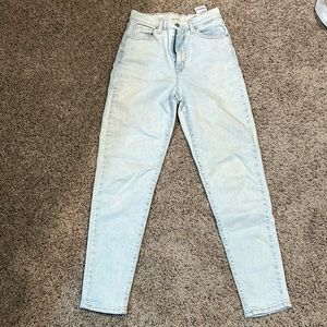 LEVI HIGH WAISTED JEANS